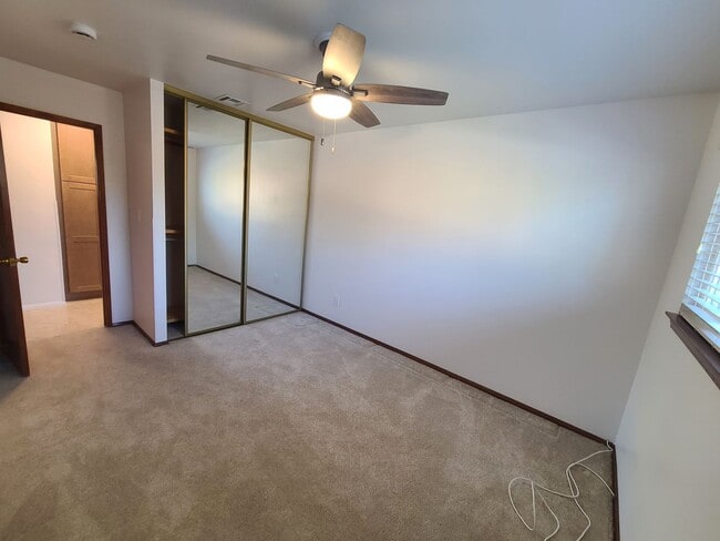 Building Photo - Spacious 4 bed 2 bath + 2 car garage & lar...