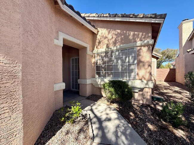 Building Photo - Beautiful open concept remodeled 3 bedroom...