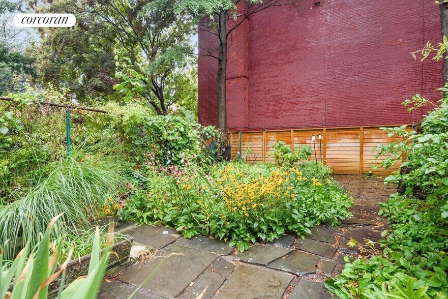 Building Photo - 125 Gates Ave