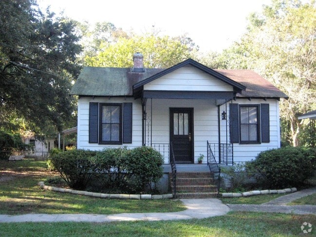 Building Photo - 1521 Poinsettia Rd