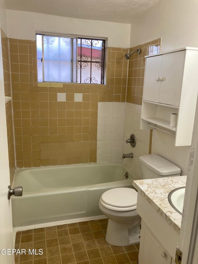 Building Photo - 2105 Villa Plata Dr