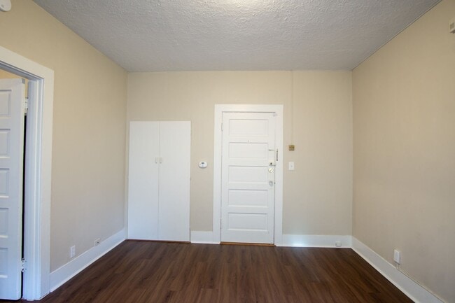 Building Photo - John's Landing: Updated Garden Level 1-Bed-Close to OHSU!