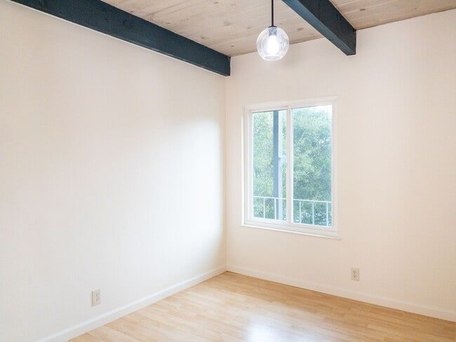 Building Photo - Tranquil Top Floor 1BR/1BA Unit! Large Private Balcony! Tam Valley! Parking! Laundry! Storage! PR...
