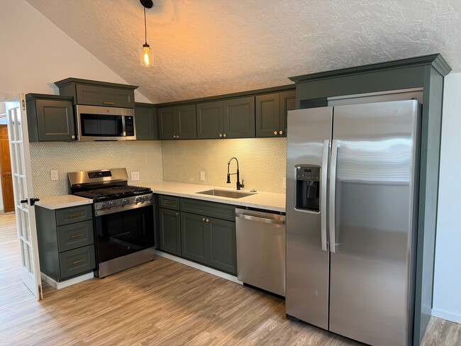 Building Photo - Luxury 1 bedroom 1 bath duplex in a great neighborhood!