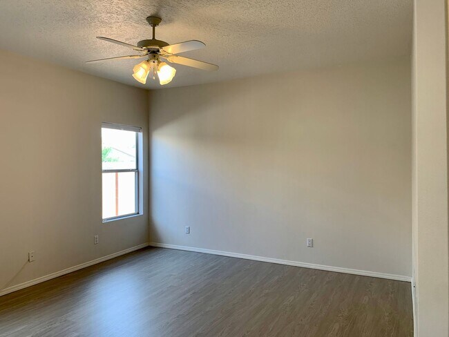 Building Photo - Lovely 3 Bedroom, 2 Bath In The NW!