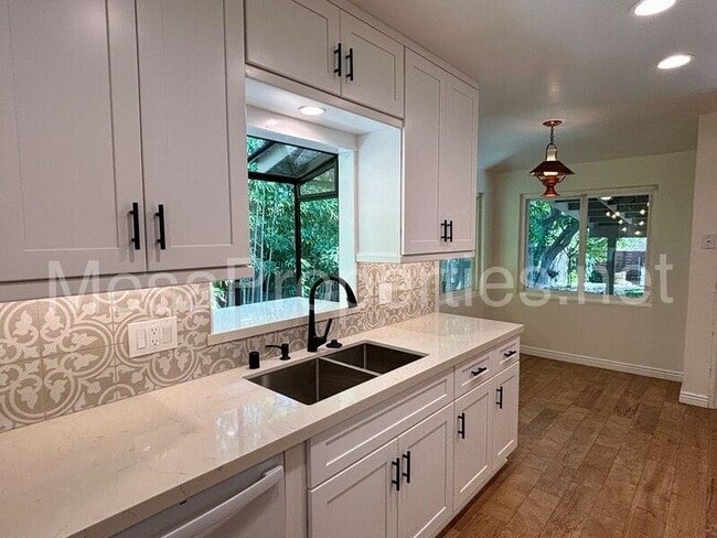 Building Photo - 1480 N Mills Ave