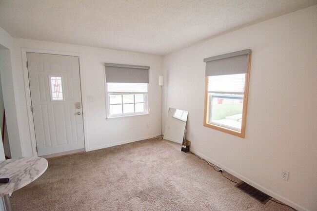 Building Photo - Cozy 2 Bedroom SE Rochester Home with Incredible Yard!