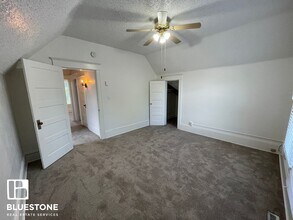 Building Photo - 4br/2ba house with fenced yard with detached garage