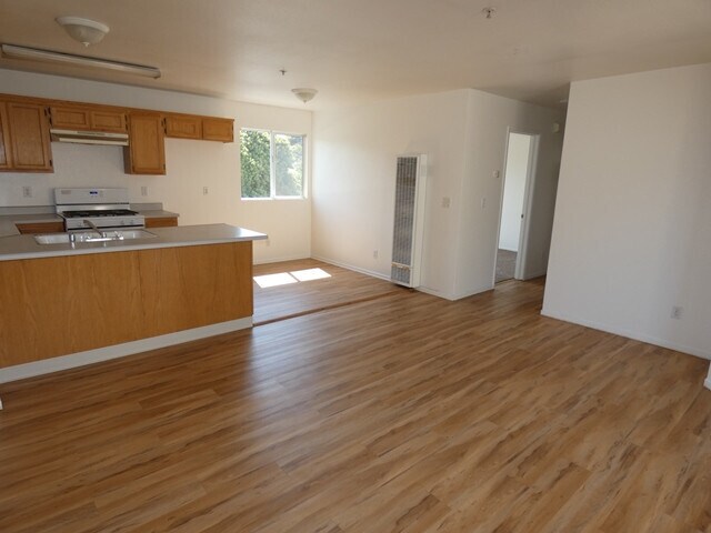 Building Photo - Fresh and Clean Upstairs Condo W/One Car Garage, Reduced Deposit