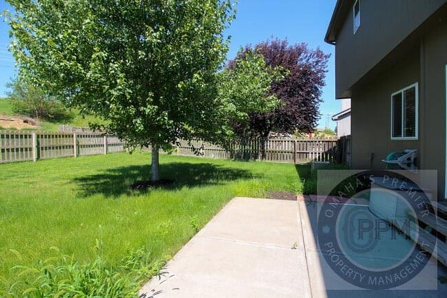 Building Photo - Deposit Special: $500 off rent! Beautiful ...