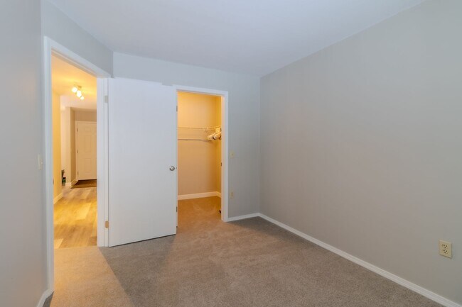 Building Photo - Charming, Updated Condo in Prime Downtown Traverse City Location!