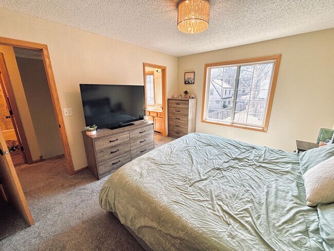 Building Photo - Updated 3bed 3bath End Unit Townhome w’Great Views