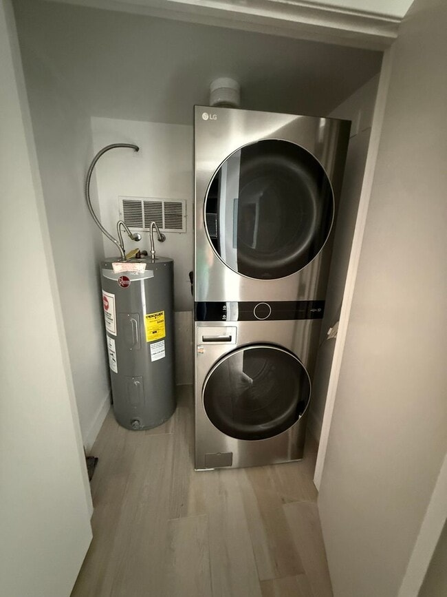 Building Photo - Modern Vintage in Old Town