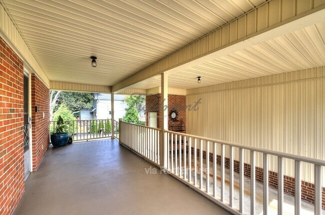 Building Photo - 301 Bannister St