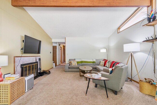 Building Photo - Charming 3-bdrm/2-bath Mid-Century ranch—A...
