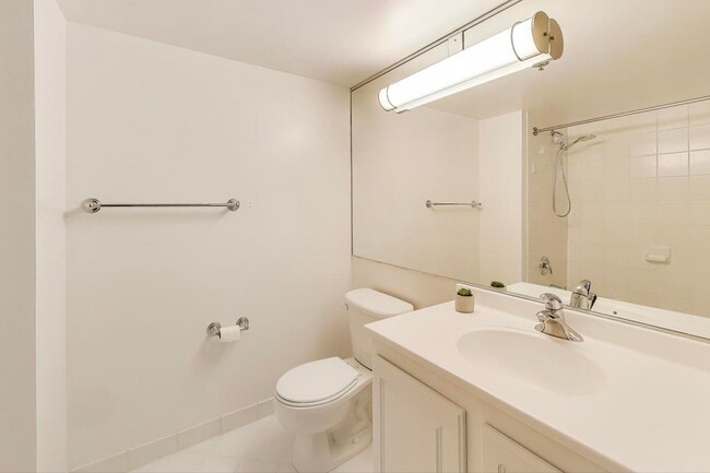 Building Photo - 345 N La Salle Dr