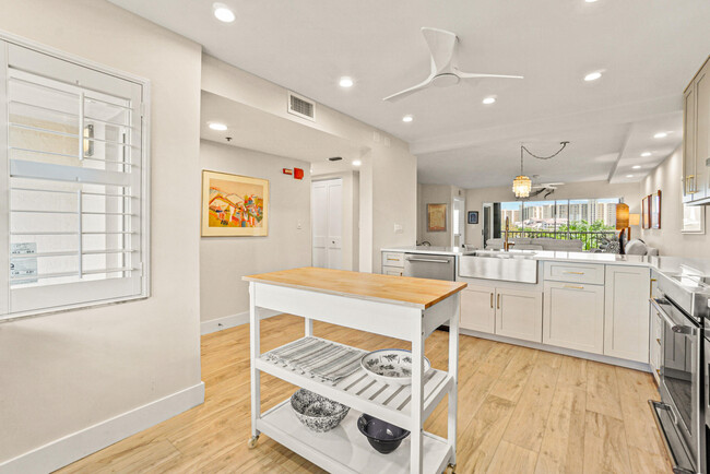 Building Photo - 275 Palm Ave
