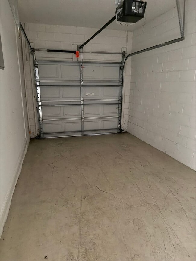 Building Photo - 860 Assembly Ct