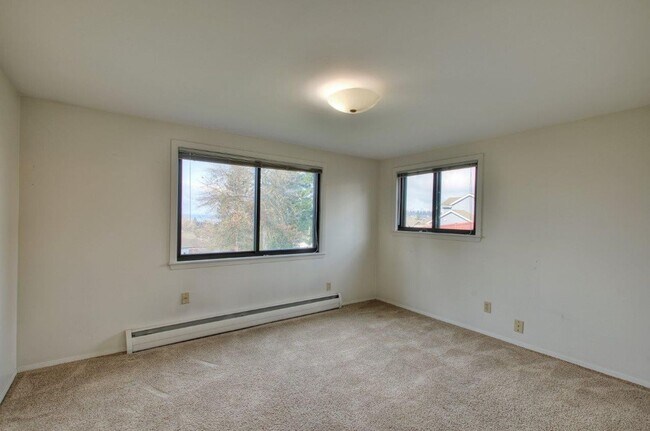 Building Photo - Sound View MIL Apartment