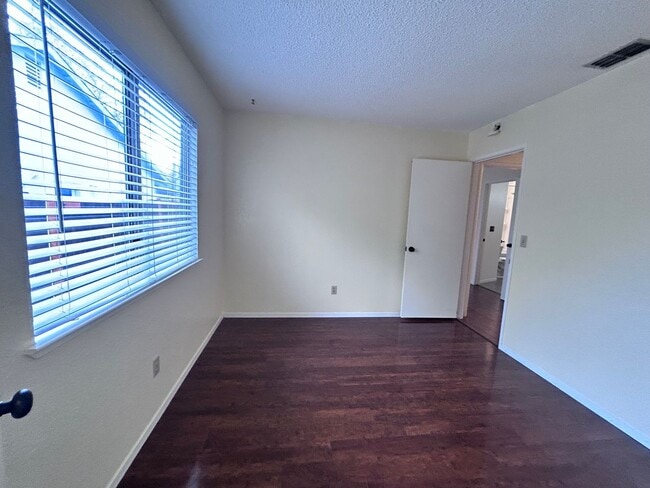 Building Photo - 1/3 OFF ONE MONTH RENT IF APPROVED AND MOVED IN BY 12/15