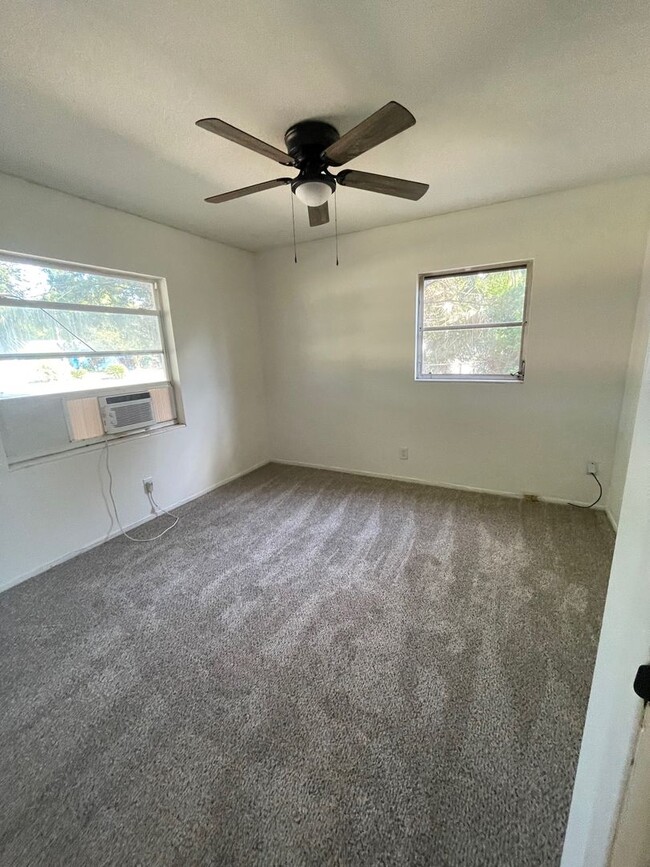 Building Photo - 4 Bed 1 Bath Home With Fenced Yard Pet Fri...