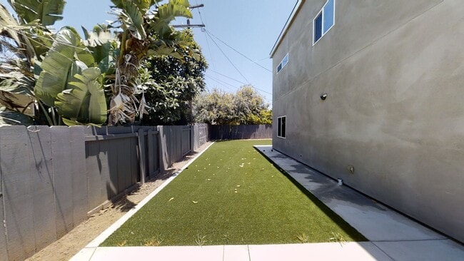 Building Photo - 4BD/2BA w Large Deck!