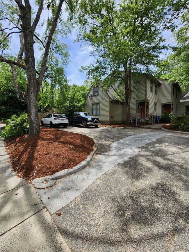 Building Photo - Chapel Hill / 2BR Church St Townhouse AVAIL