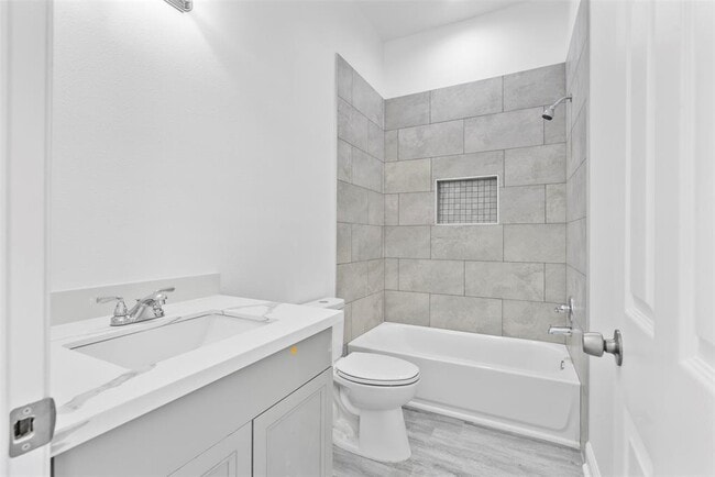 Building Photo - 4620 N Railroad Ave