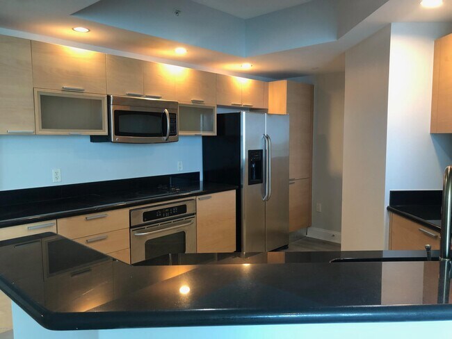 Building Photo - 231 Riverside Dr