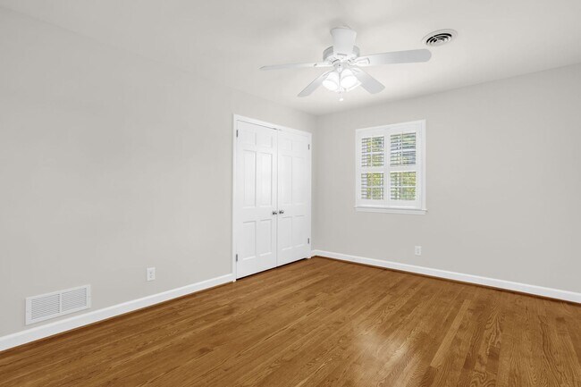 Building Photo - Classic Country Club Elegance