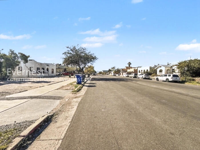 Building Photo - 934 E 7th St