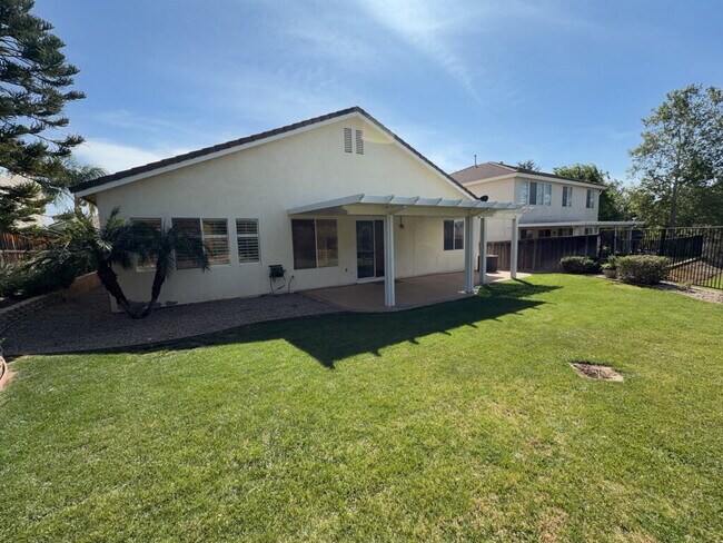 Building Photo - "Spacious  4-Bedroom Oasis in Riverside with 2 Full Baths and 2,470 Sq Ft of Comfort!" NO PETS AL...