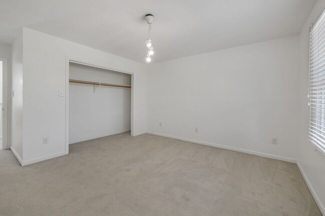 Building Photo - Available Now! Franklin End Unit Townhouse...