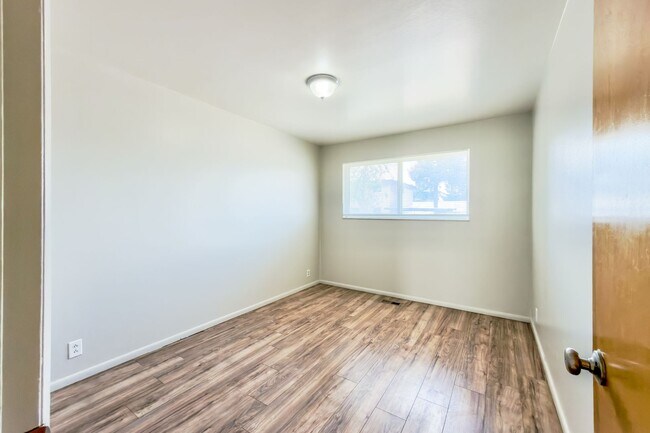 Building Photo - 3905 1040 E