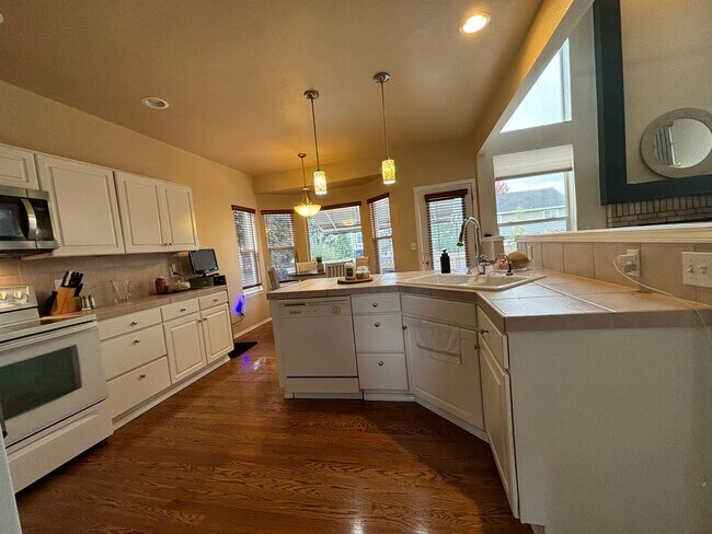 Building Photo - Meticulsly Maintained 5 Bedroom, 4 Bathroom Home