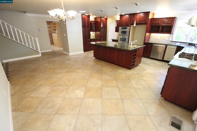 Building Photo - 898 Luxury Dr