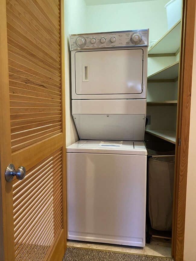 Building Photo - Townhouse On Private Drive In White Salmon, WA