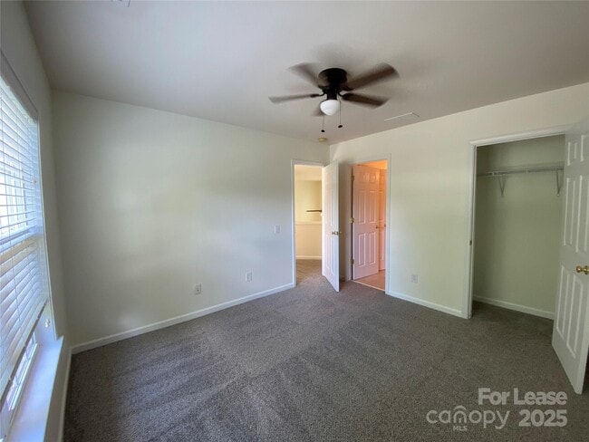 Building Photo - 9901 Hazelview Dr
