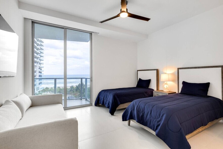 Building Photo - 3100 N Ocean Dr