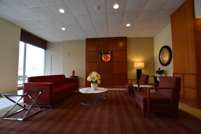Lobby - 2324 Madison Rd
