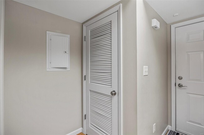 Building Photo - 432 Saravalle Dr
