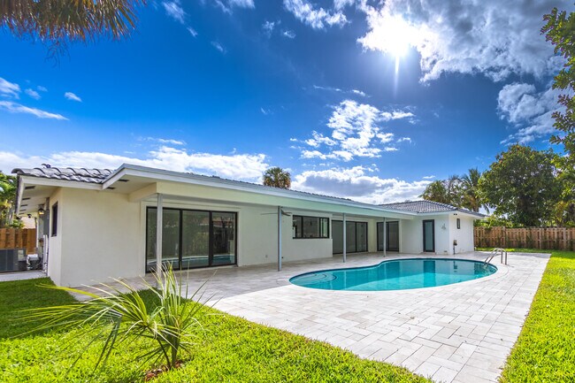 Building Photo - 1001 NW 6th Dr