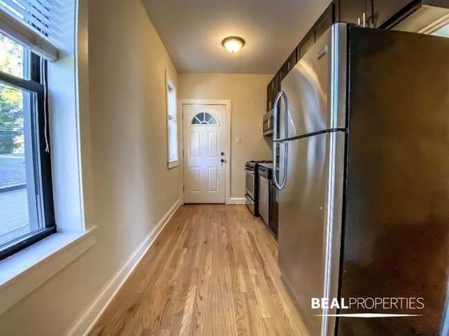 Building Photo - 1 bedroom in CHICAGO IL 60613