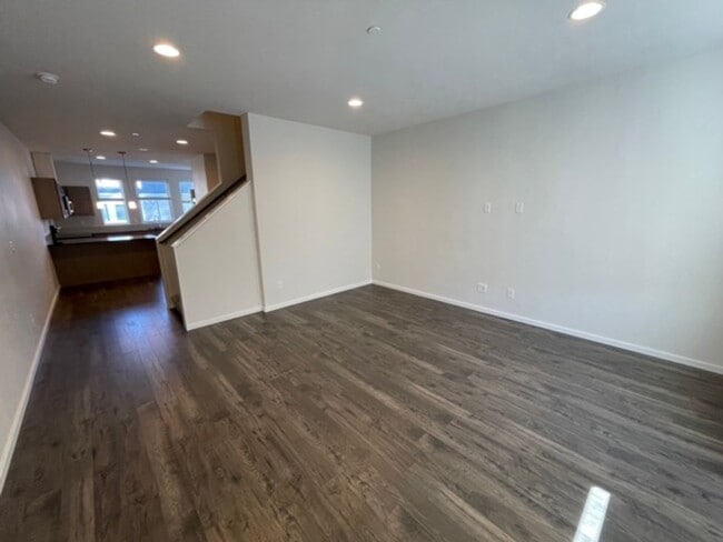 Building Photo - Modern 3BD/3BTH Townhome for Rent in Lynnw...