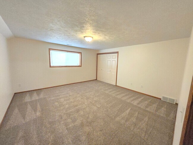 Building Photo - Spacious West Sioux Falls Twinhome with Great Location - Snow and Lawncare Included!!!