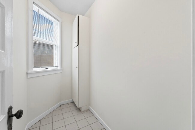 Building Photo - 1429 W Barry Ave
