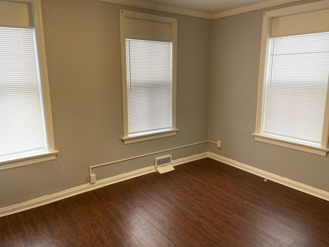 Building Photo - Large Spacious 4 BR 1.5 BA Ready to be Cal...