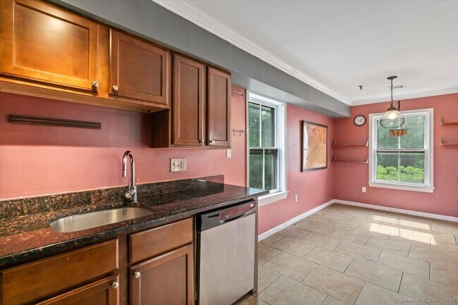 Building Photo - 677 Quinnipiac Ave