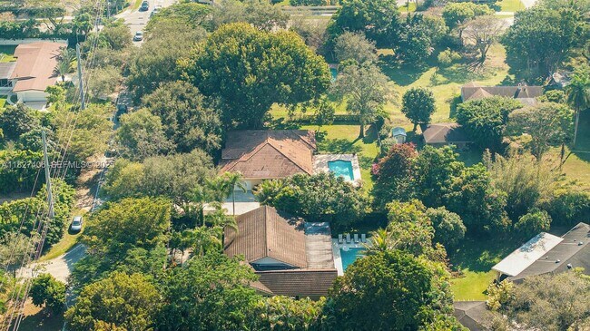 Building Photo - 13550 SW 82nd Ave