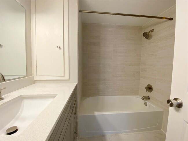 Building Photo - 515 Tallowood Rd